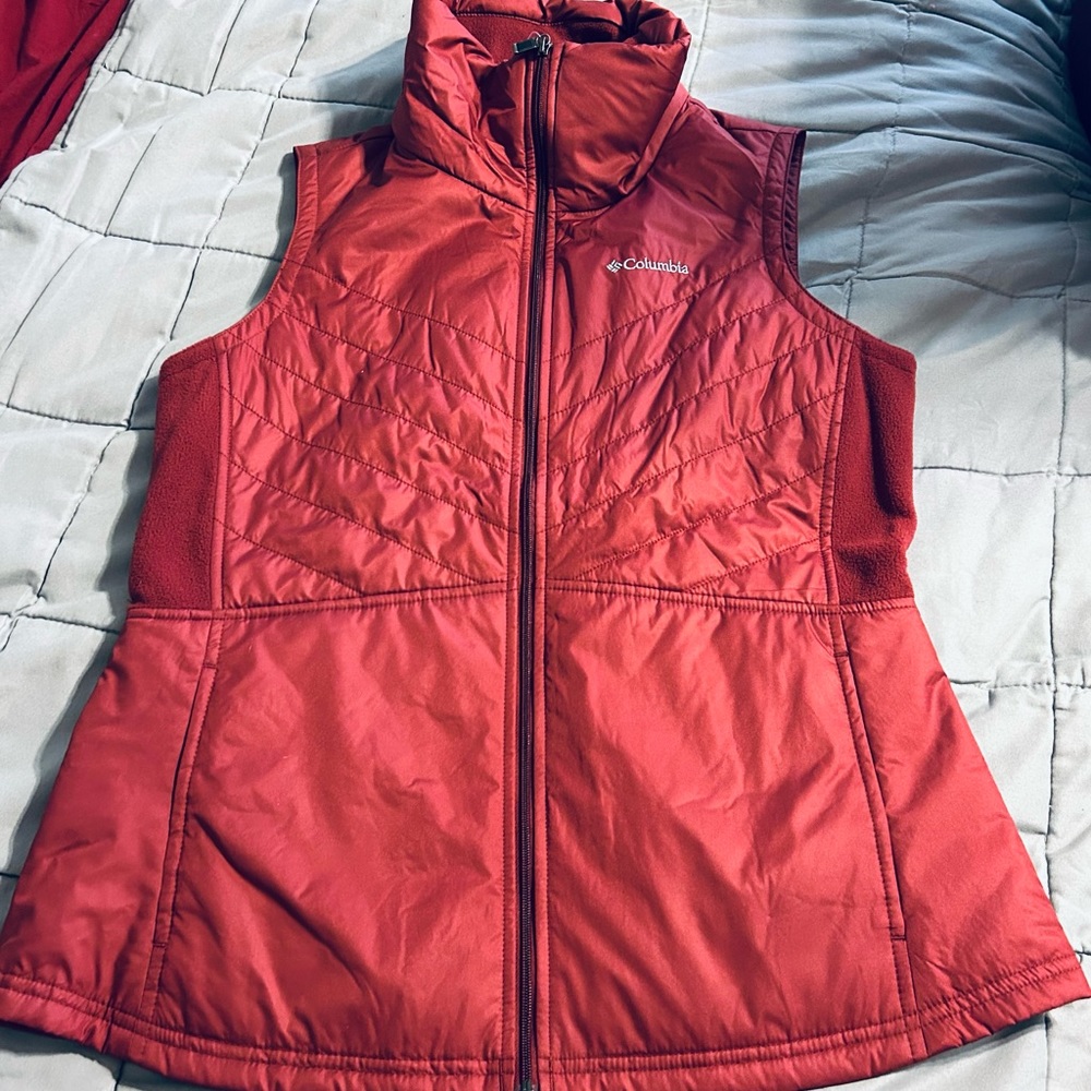 Columbia women’s Vest burgundy red